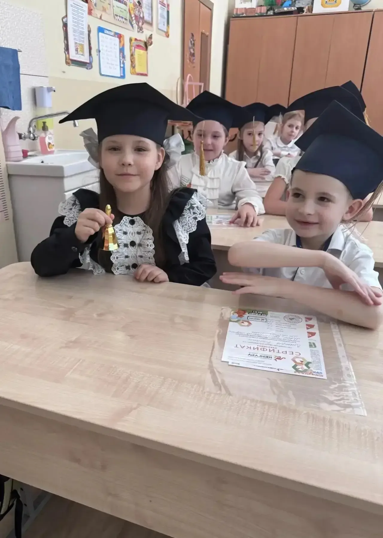 Сегодня в 1А классе прошёл замечательный классный час по подведению итогов нашего первого года учебы