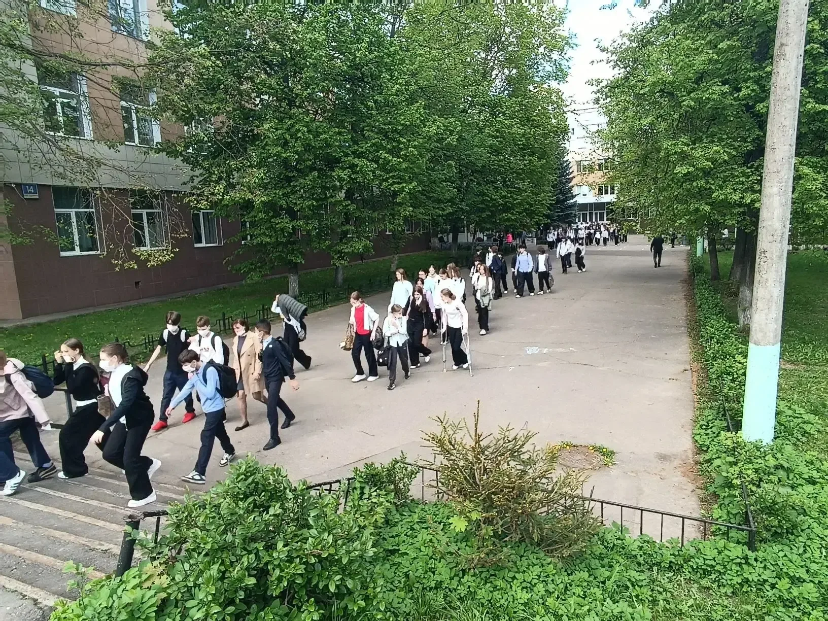 Сегодня в лицее была проведена плановая тренировка по эвакуации при чрезвычайных ситуациях. Наши дет