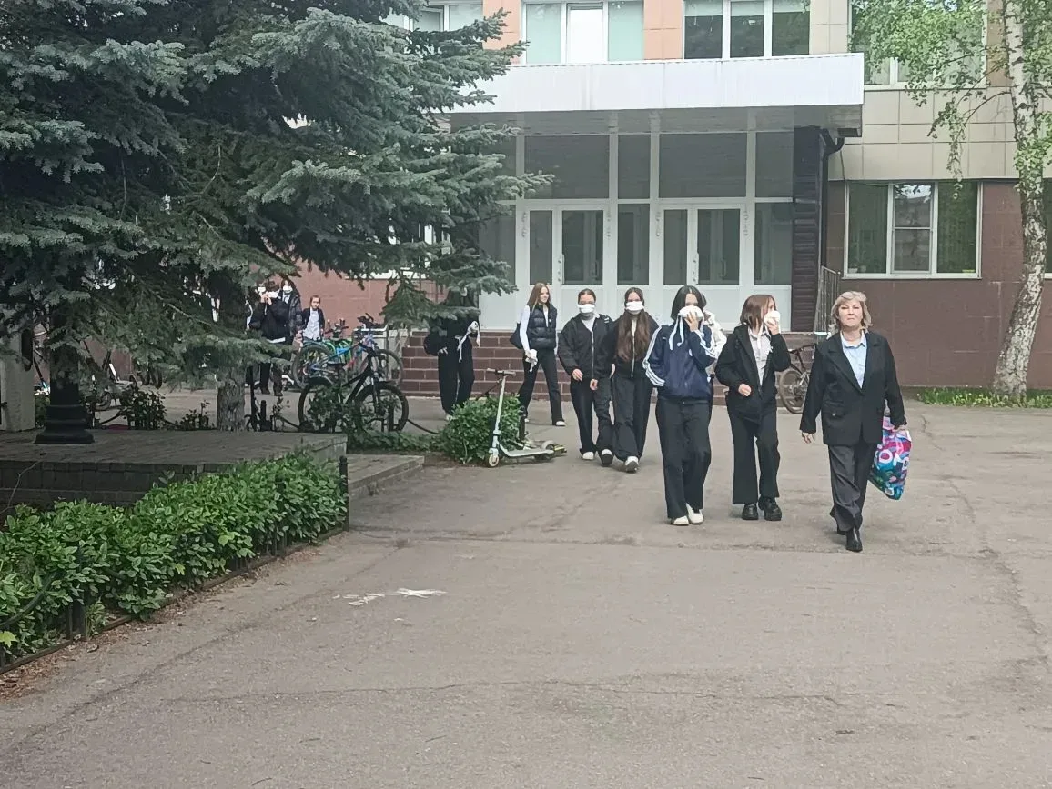 Сегодня в лицее была проведена плановая тренировка по эвакуации при чрезвычайных ситуациях. Наши дет