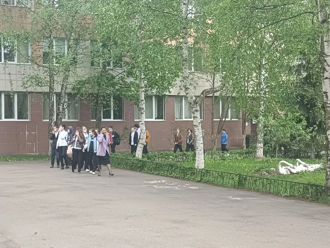 Сегодня в лицее была проведена плановая тренировка по эвакуации при чрезвычайных ситуациях. Наши дет