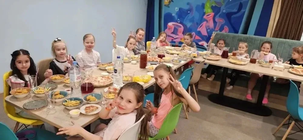 Учащиеся 1А класса вместе с родителями и классным руководителем Губановой О.В окончательно попрощали