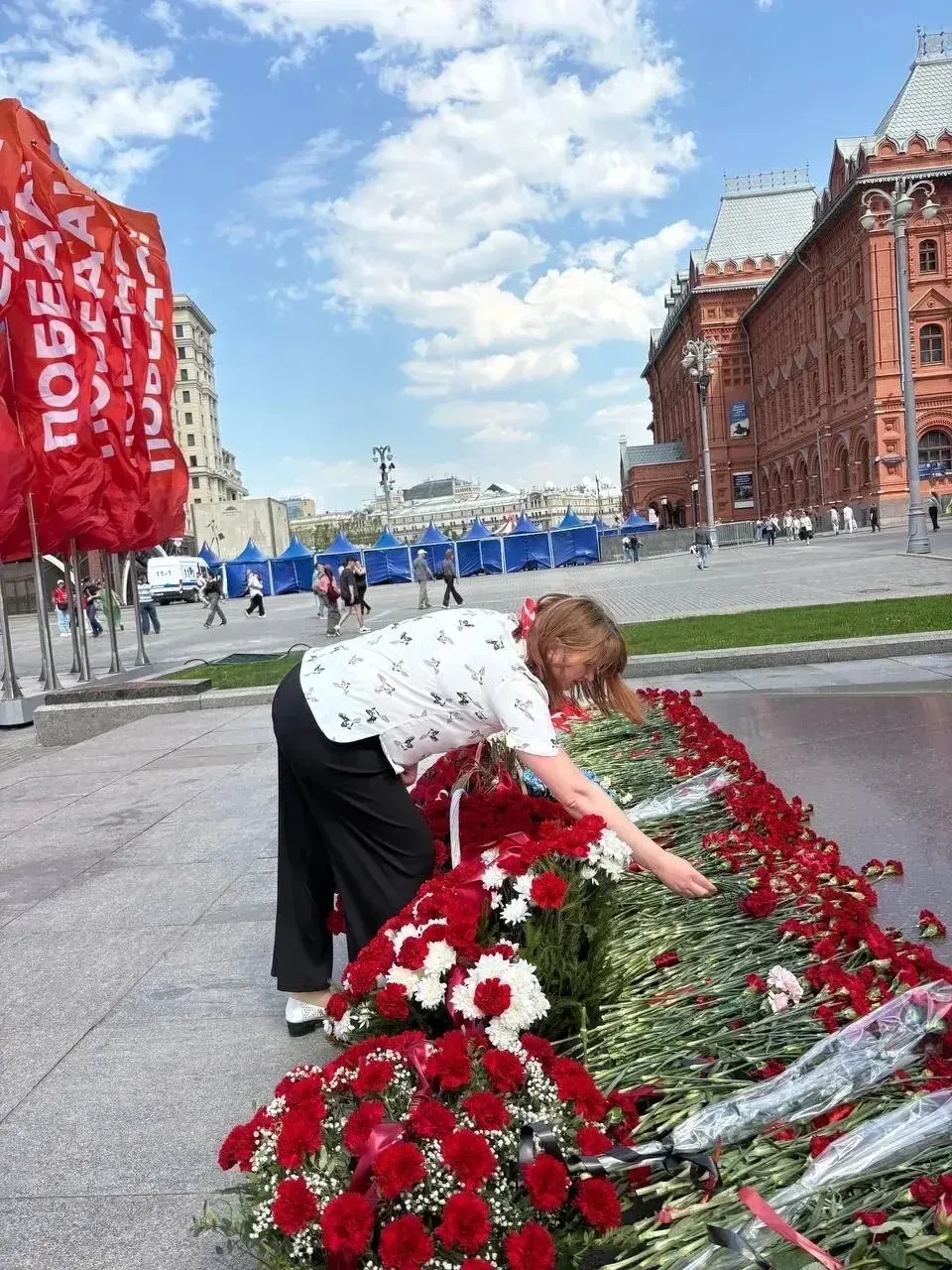 В преддверии празднования Дня Победы активисты «Движения Первых» вместе с советником директора по во