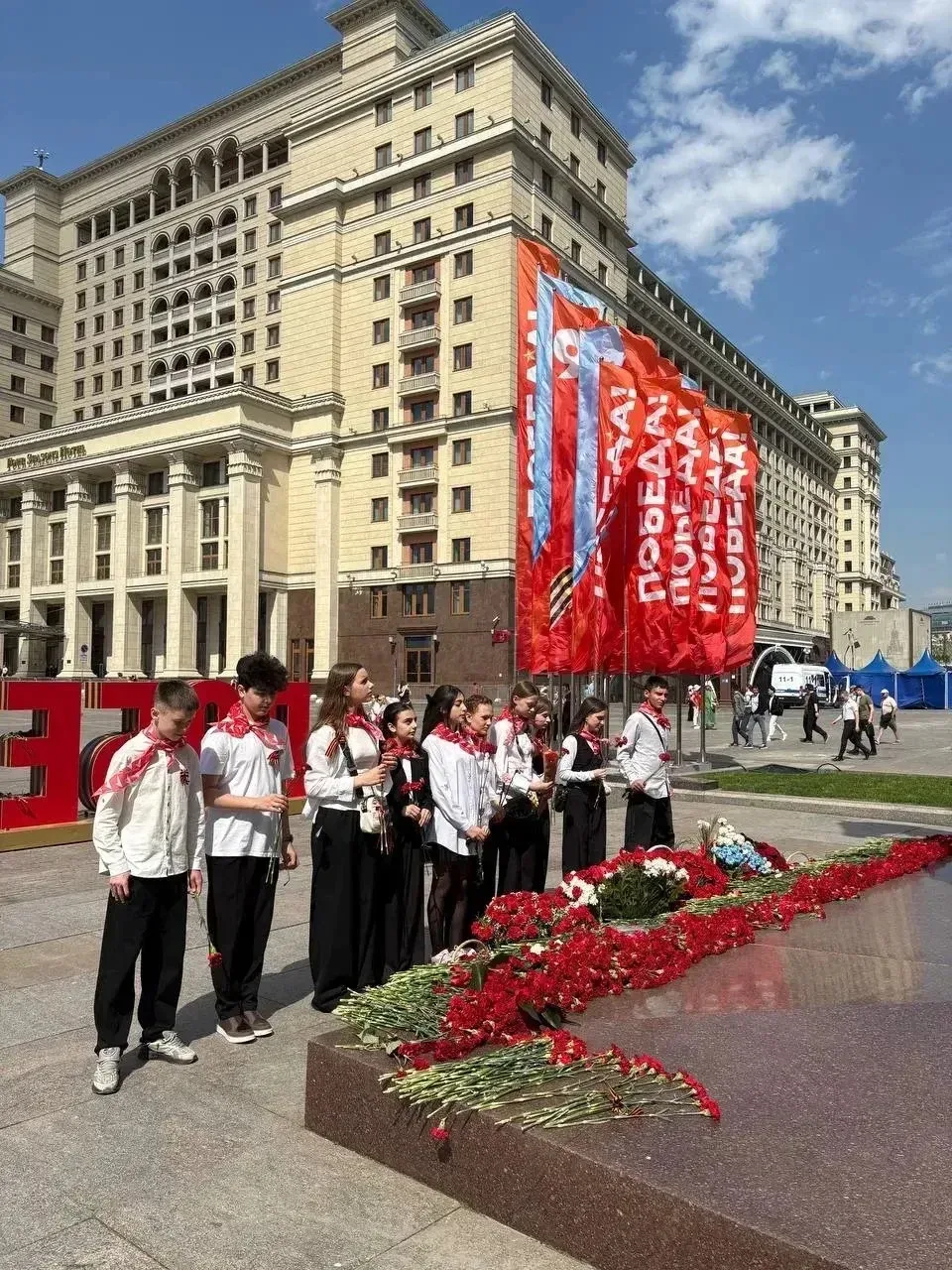 В преддверии празднования Дня Победы активисты «Движения Первых» вместе с советником директора по во