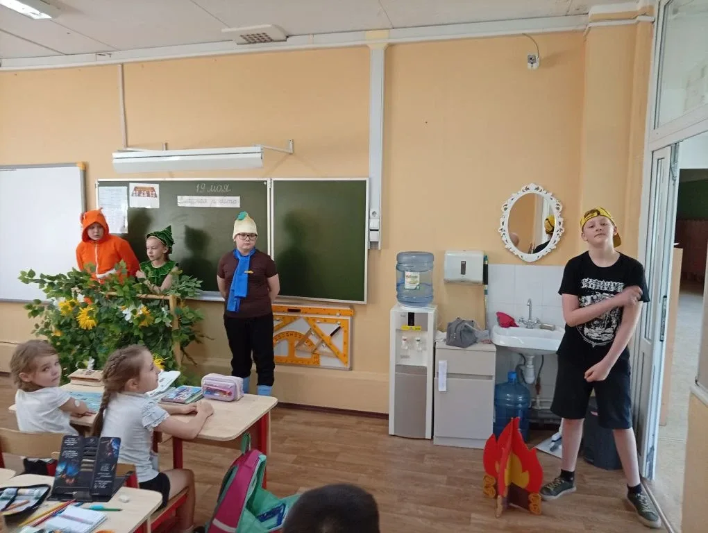 19 мая в 1Б классе встречали Эколят. Дети познакомились со сказочными героями – друзьями и защитника