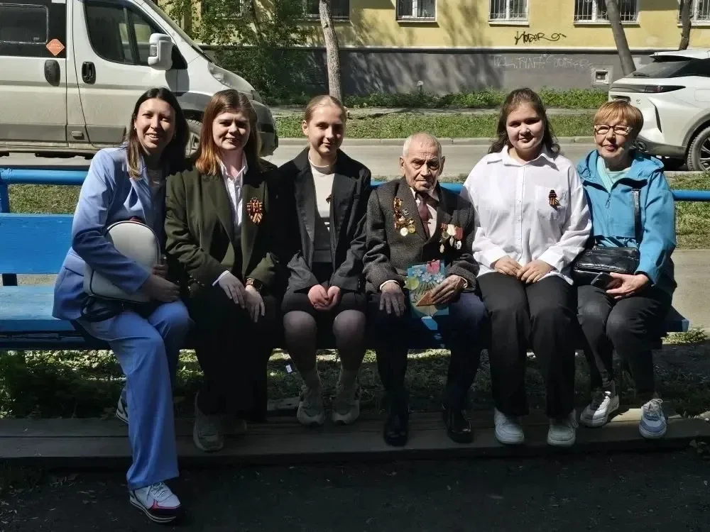 📖 Два героя – одна благодарность. Наши ветераны  В преддверии 9 Мая ученицы 6 «Д» класса вместе со с