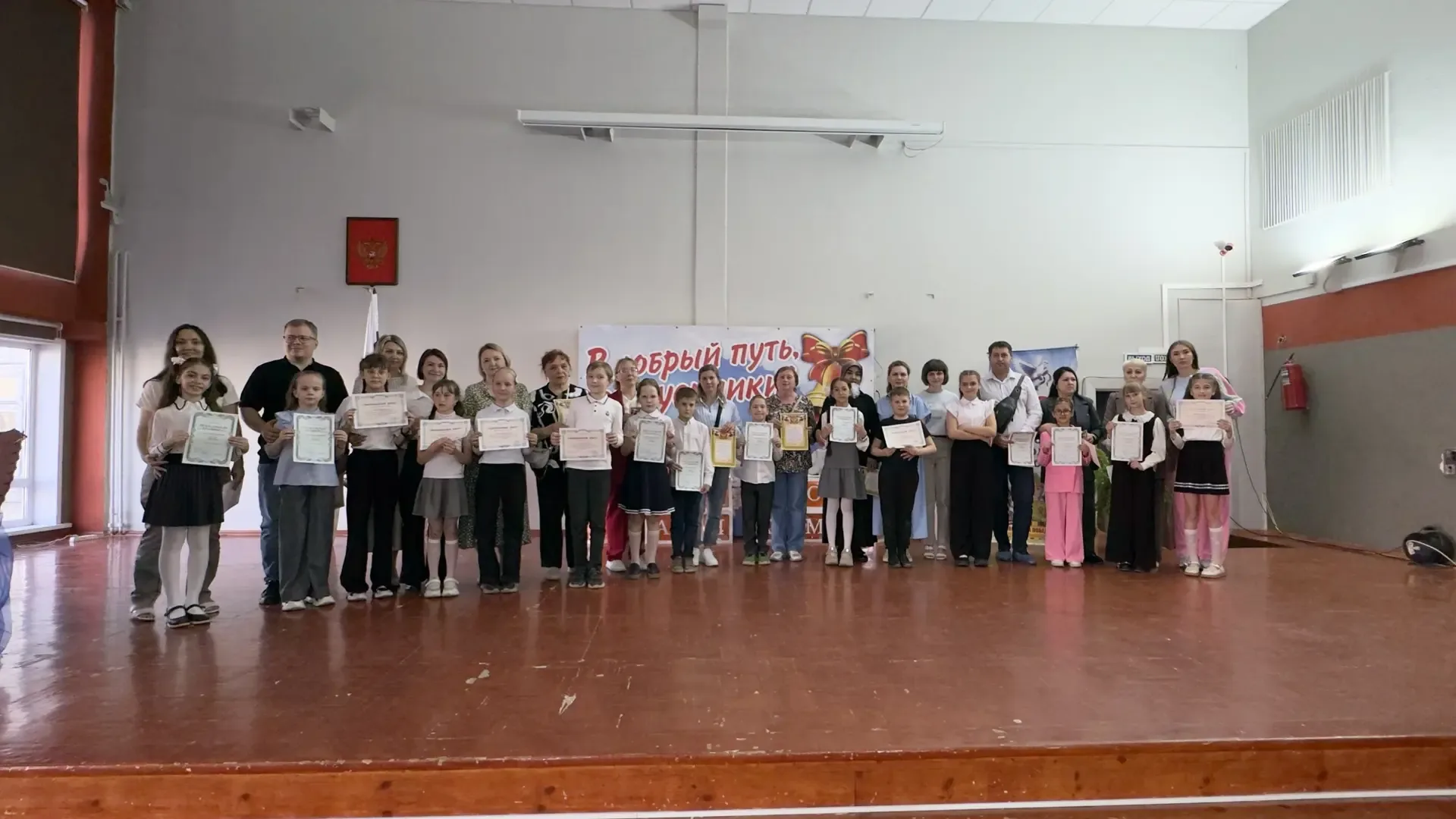 💫 В нашей школе прошел праздничный концерт «День отличника»!  Сегодня в актовом зале было по-настоящ
