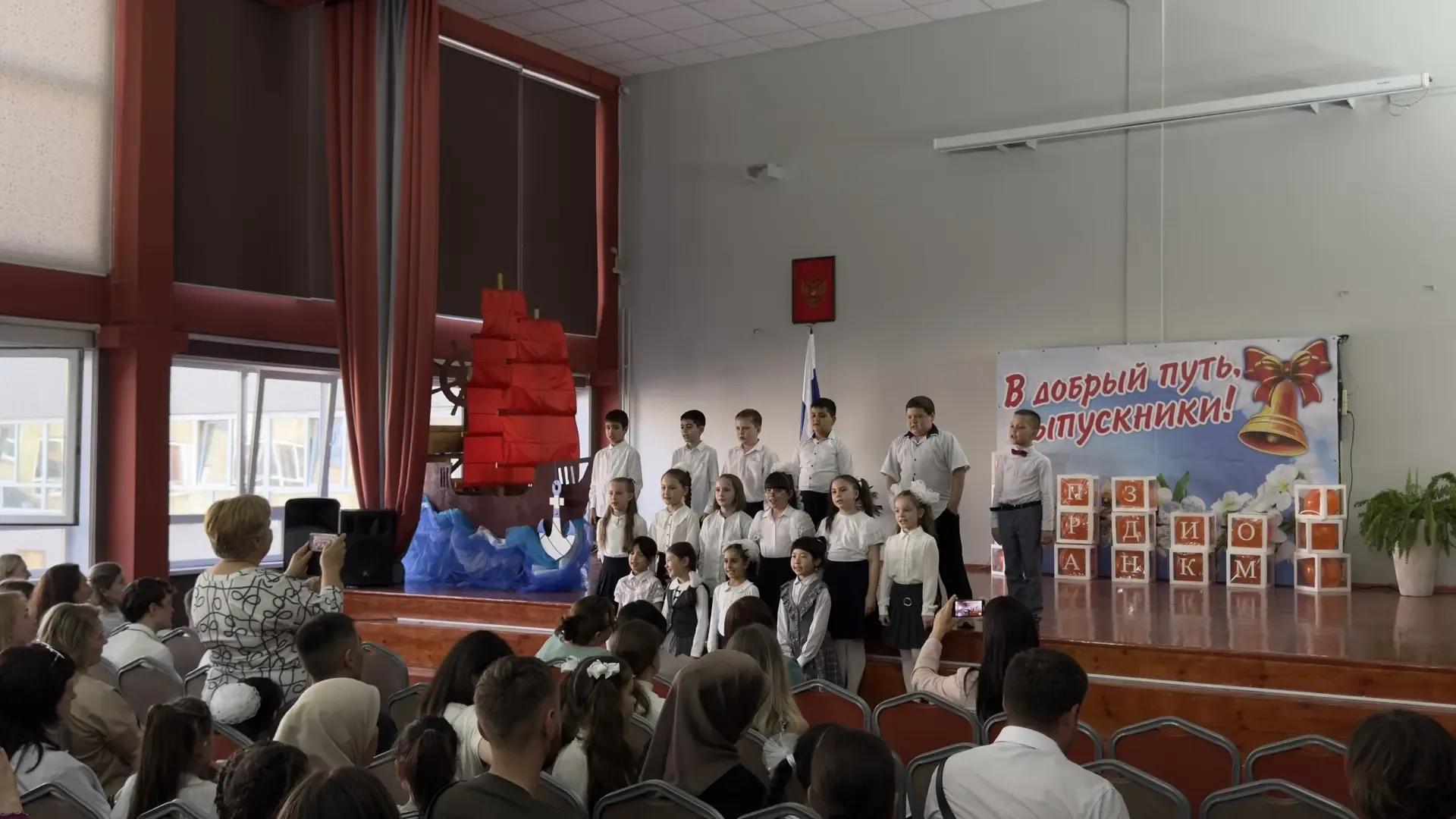 💫 В нашей школе прошел праздничный концерт «День отличника»!  Сегодня в актовом зале было по-настоящ