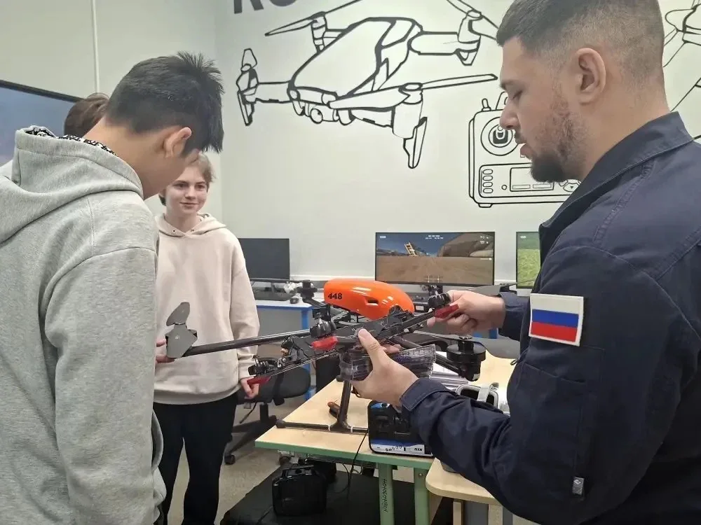🤗«Лаборатория БПЛА: от сборки до полёта» — наши девятиклассники в деле!🙌  12 мая наши девятиклассни