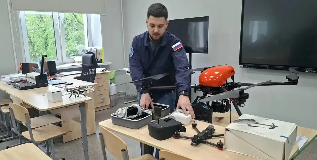 🤗«Лаборатория БПЛА: от сборки до полёта» — наши девятиклассники в деле!🙌  12 мая наши девятиклассни