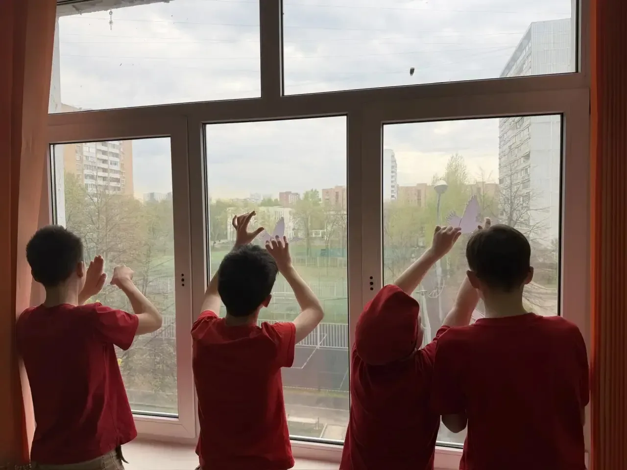 Окна Победы: память, которую видно из каждого дома! 🕊️  Каждый год, приближаясь к великому празднику