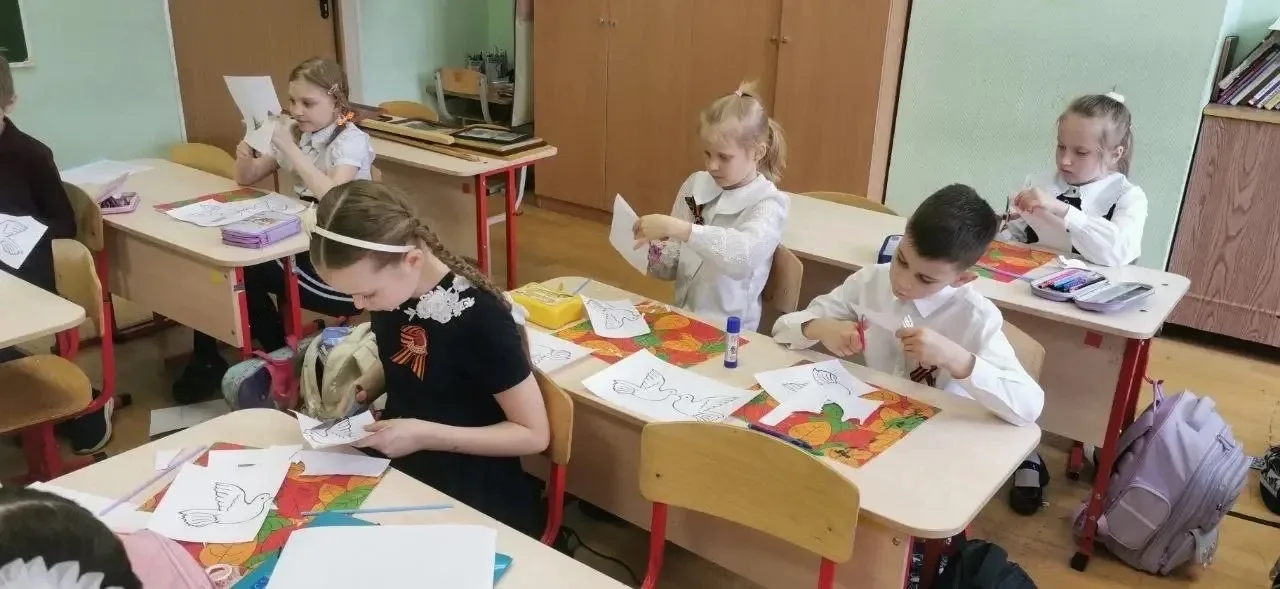 Окна Победы: память, которую видно из каждого дома! 🕊️  Каждый год, приближаясь к великому празднику