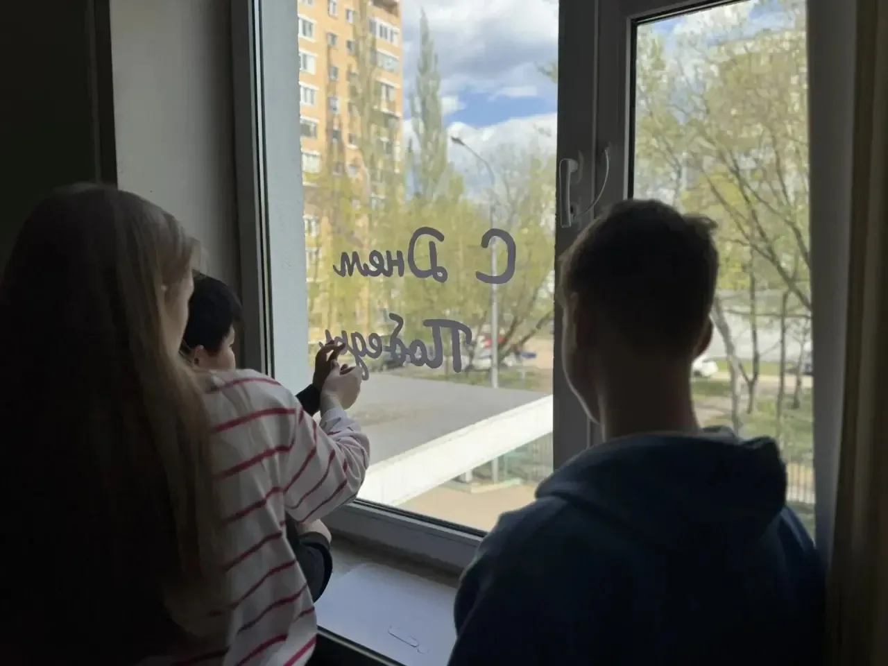 Окна Победы: память, которую видно из каждого дома! 🕊️  Каждый год, приближаясь к великому празднику