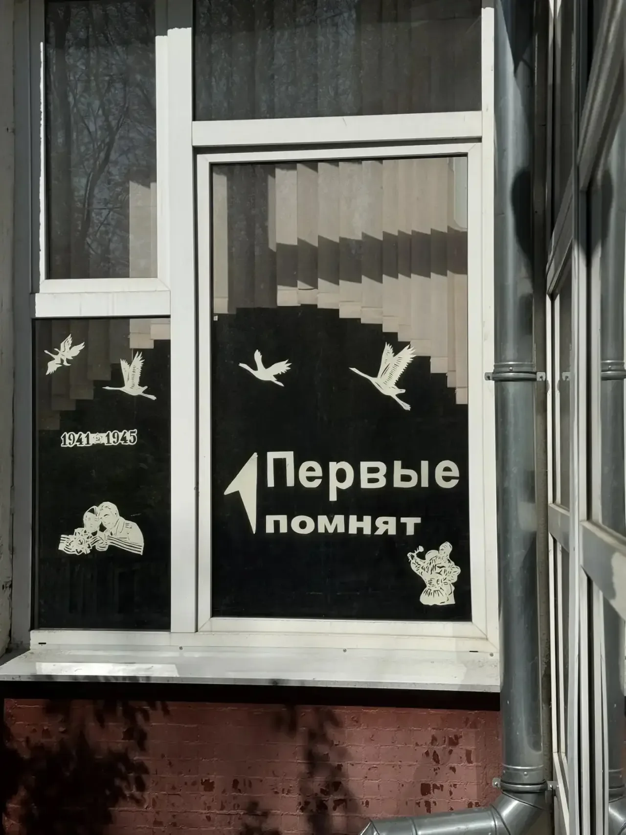 Окна Победы: память, которую видно из каждого дома! 🕊️  Каждый год, приближаясь к великому празднику