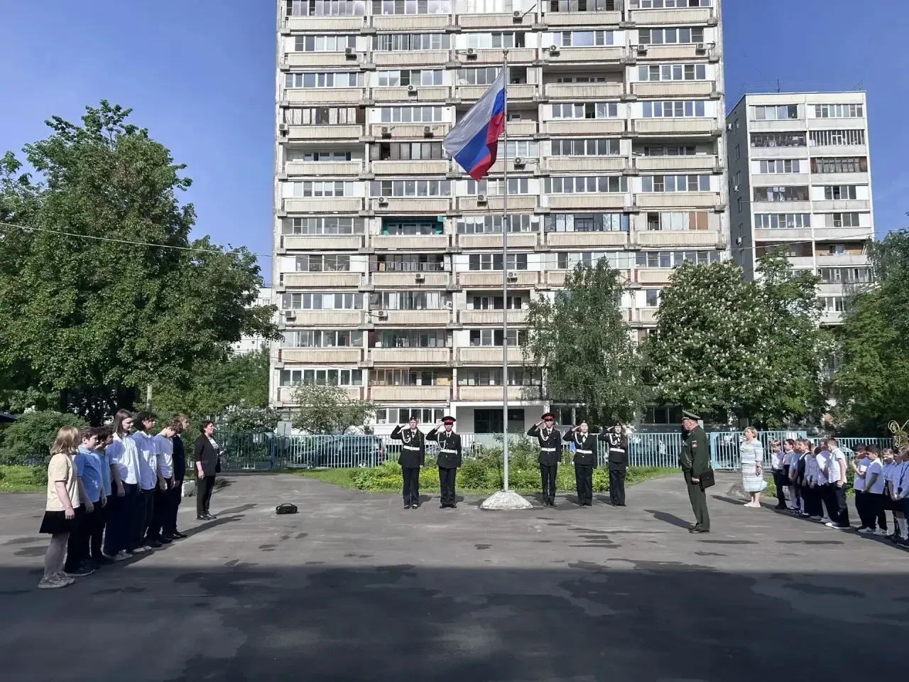 Начинаем новую учебную неделю!  🇷🇺Традиционно утро понедельника в Школе №1095 начинается с торжестве