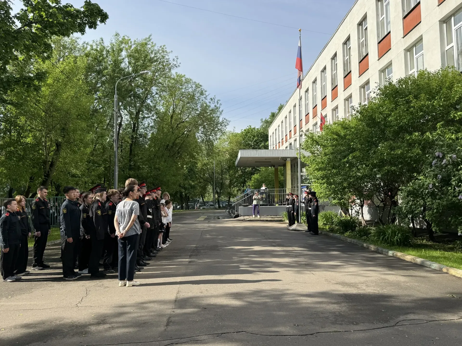 Начинаем новую учебную неделю!  🇷🇺Традиционно утро понедельника в Школе №1095 начинается с торжестве