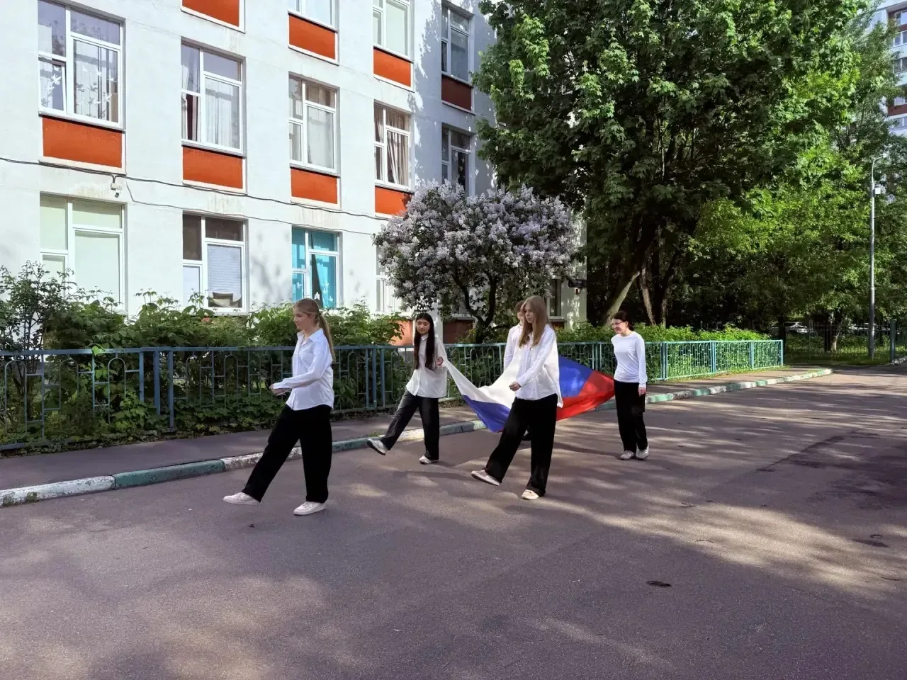 Начинаем новую учебную неделю!  🇷🇺Традиционно утро понедельника в Школе №1095 начинается с торжестве