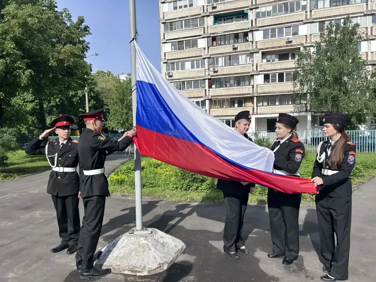 Начинаем новую учебную неделю!  🇷🇺Традиционно утро понедельника в Школе №1095 начинается с торжестве