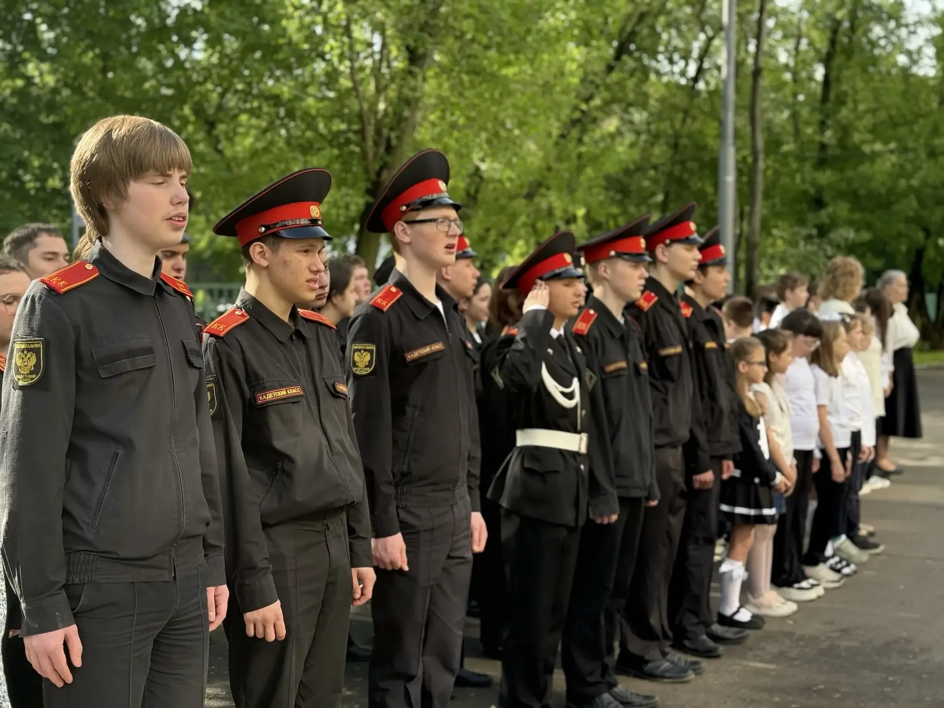 Начинаем новую учебную неделю!  🇷🇺Традиционно утро понедельника в Школе №1095 начинается с торжестве