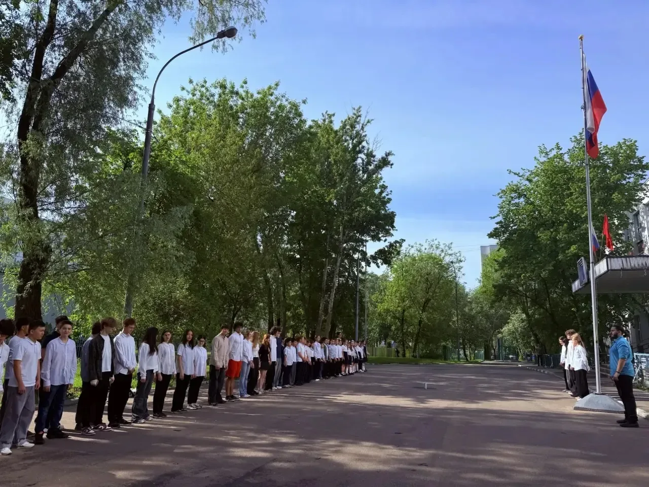 Начинаем новую учебную неделю!  🇷🇺Традиционно утро понедельника в Школе №1095 начинается с торжестве
