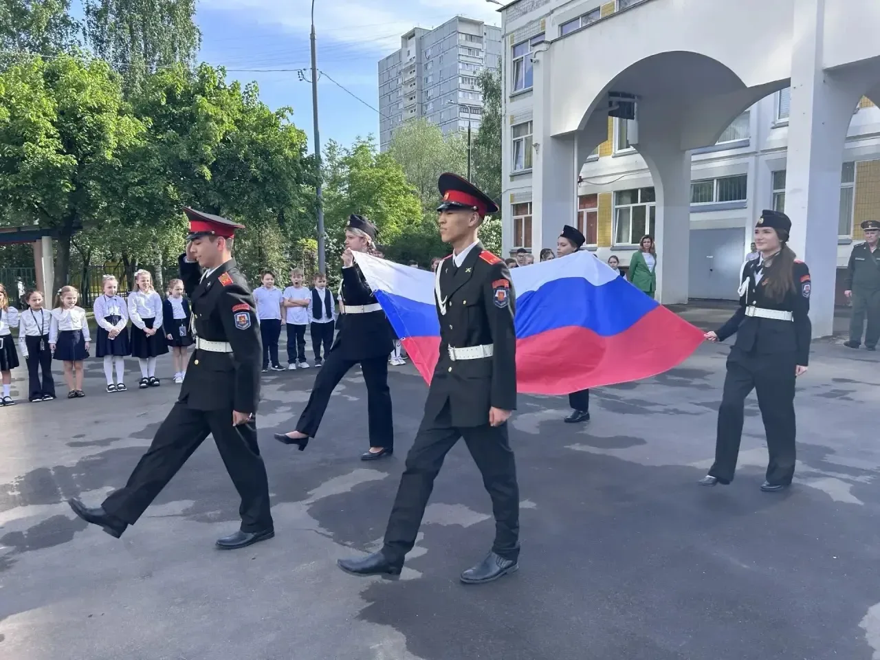 Начинаем новую учебную неделю!  🇷🇺Традиционно утро понедельника в Школе №1095 начинается с торжестве
