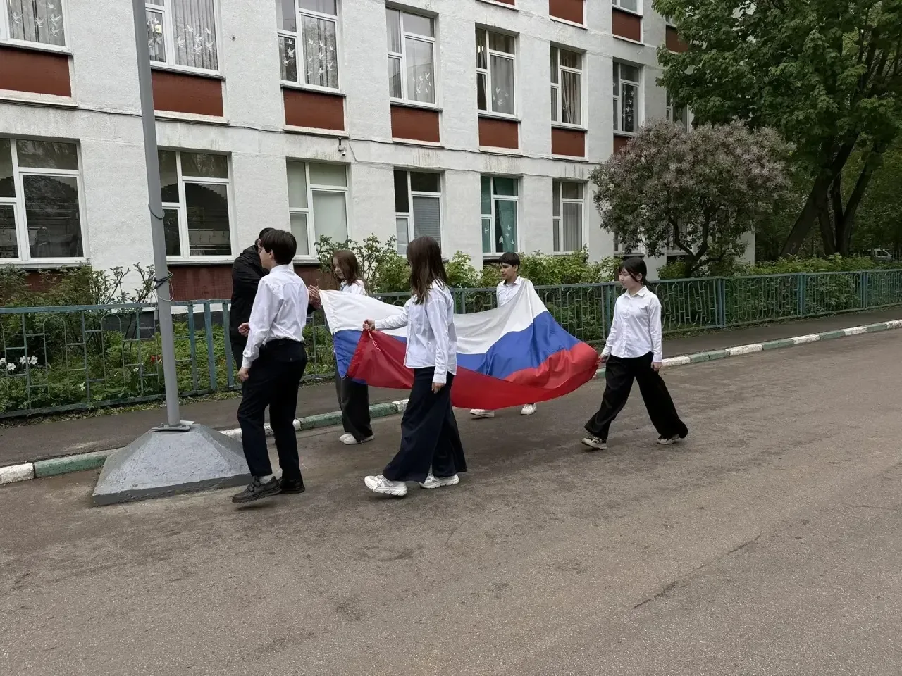🇷🇺Несмотря на короткую неделю, утро первого учебного дня традиционно начинается с церемонии поднятия