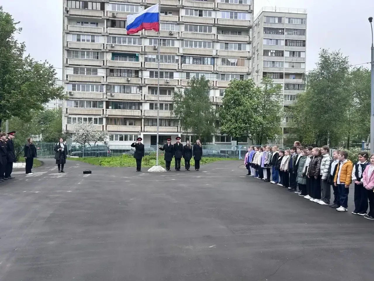 🇷🇺Несмотря на короткую неделю, утро первого учебного дня традиционно начинается с церемонии поднятия