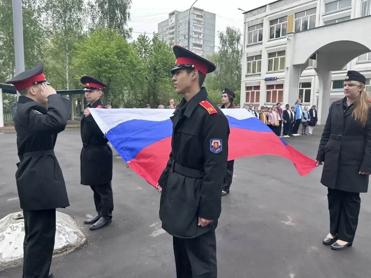 🇷🇺Несмотря на короткую неделю, утро первого учебного дня традиционно начинается с церемонии поднятия