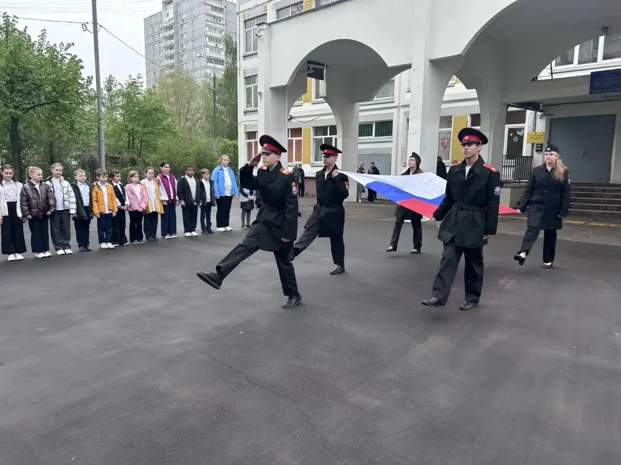 🇷🇺Несмотря на короткую неделю, утро первого учебного дня традиционно начинается с церемонии поднятия
