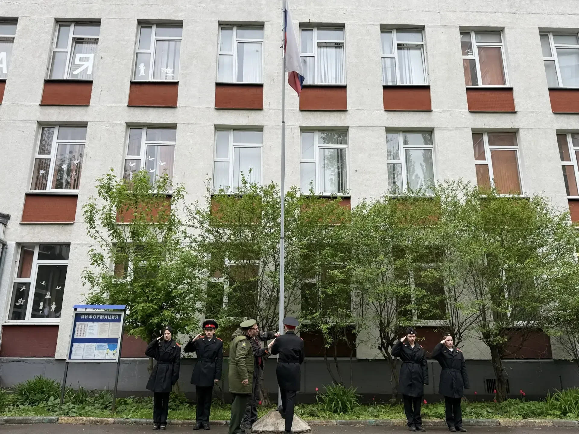 🇷🇺Несмотря на короткую неделю, утро первого учебного дня традиционно начинается с церемонии поднятия