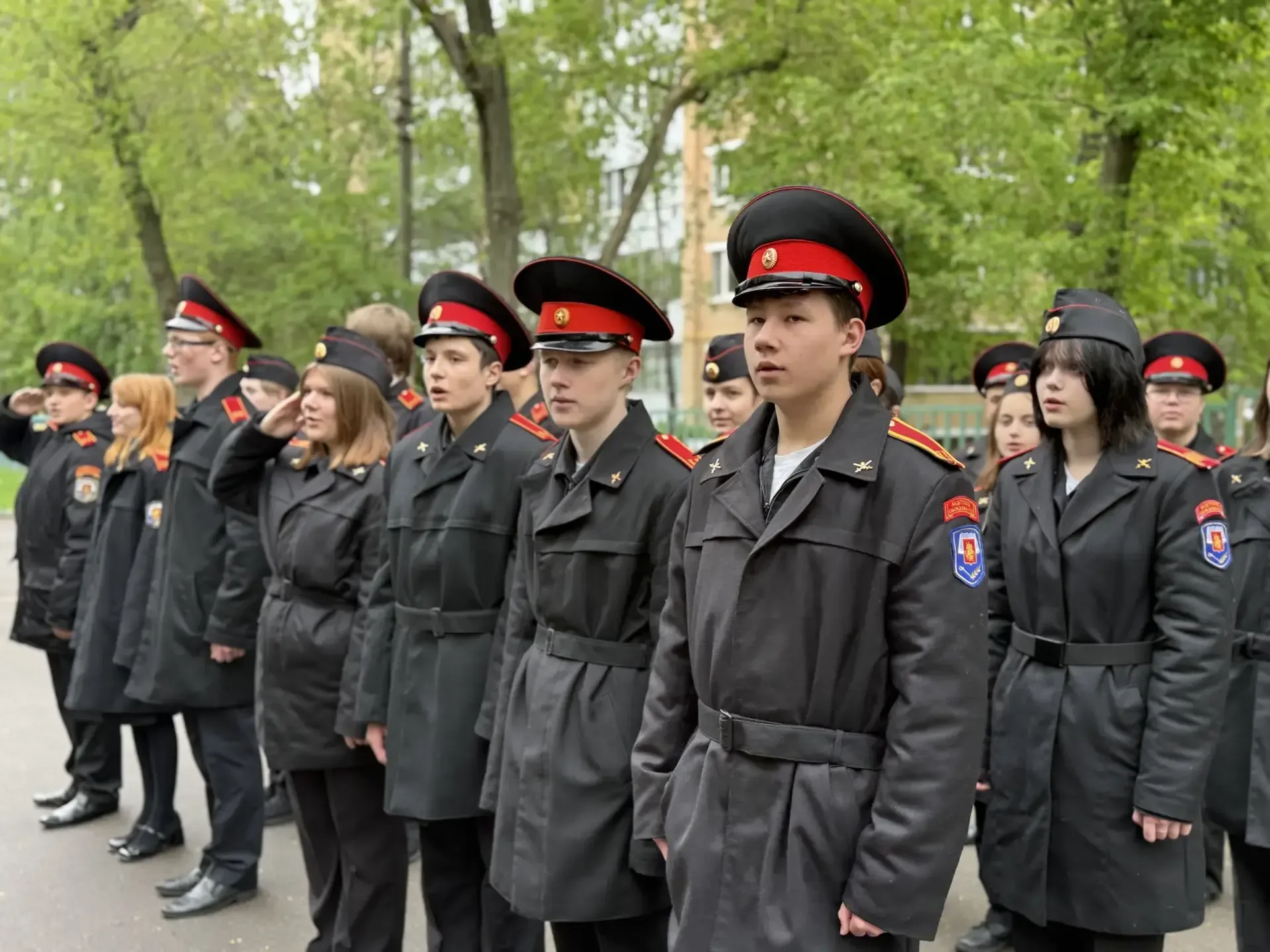 🇷🇺Несмотря на короткую неделю, утро первого учебного дня традиционно начинается с церемонии поднятия