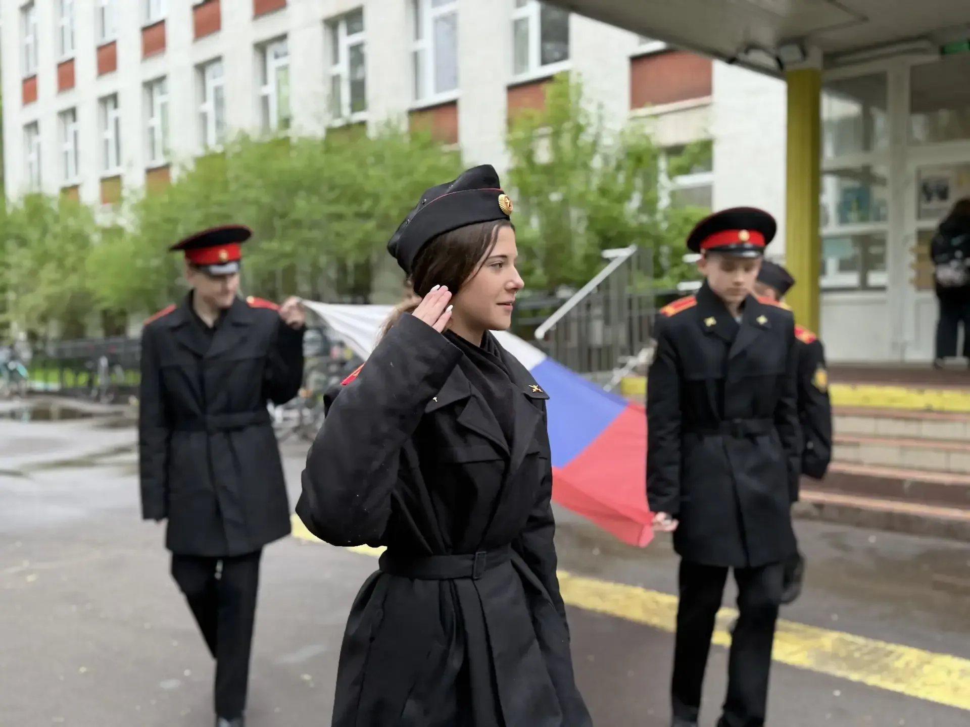 🇷🇺Несмотря на короткую неделю, утро первого учебного дня традиционно начинается с церемонии поднятия