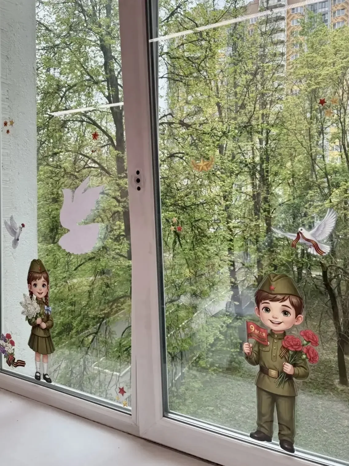 Окна, в которых живёт память  В окнах «Эврики» поселилась история. И это не просто история — это раз