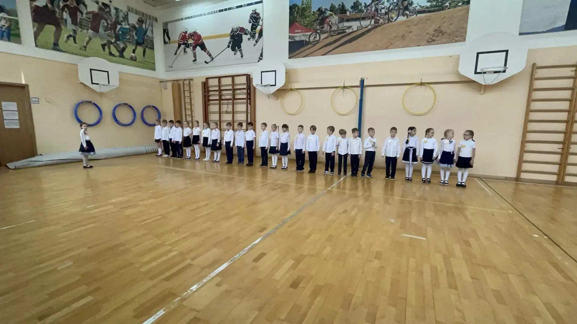 🔥 «Равняйсь! Смирно!» – в начальной школе прошёл смотр строя и песни.   Ученики 1-3 классов доказали