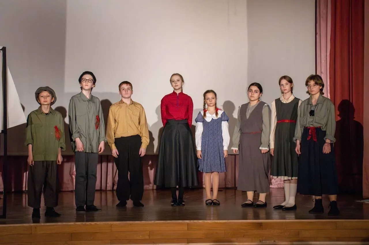 ПРЕМЬЕРА СПЕКТАКЛЯ СОСТОЯЛАСЬ   🕊️5 мая театральная студия «Светотень» показала спектакль «Детство в