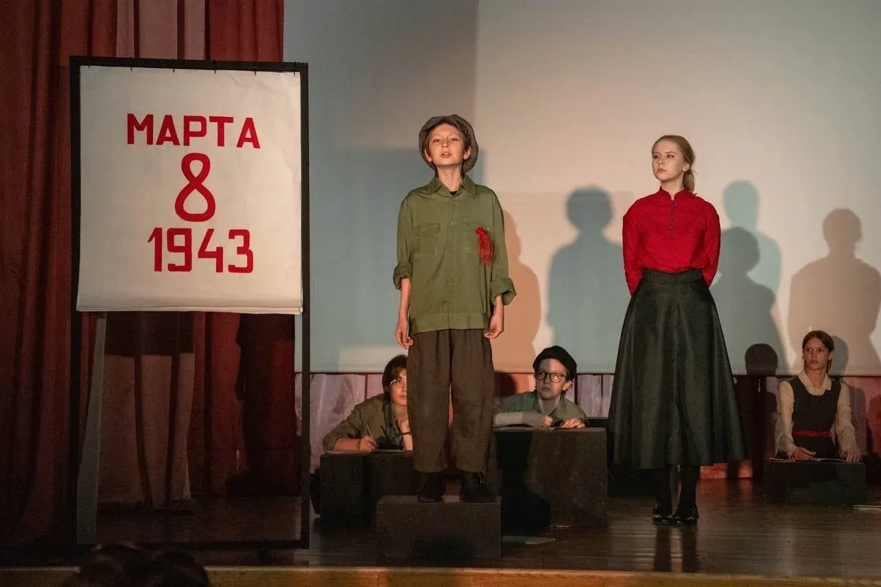 ПРЕМЬЕРА СПЕКТАКЛЯ СОСТОЯЛАСЬ   🕊️5 мая театральная студия «Светотень» показала спектакль «Детство в