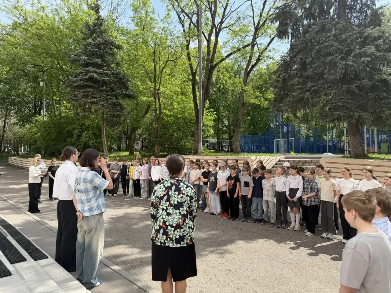 ТРАДИЦИИ, КОТОРЫЕ ОБЪЕДИНЯЮТ 🌹  🏫На этой неделе в школе №1251 имени генерала Шарля де Голля прошла о