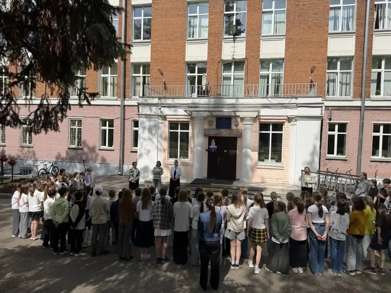 ТРАДИЦИИ, КОТОРЫЕ ОБЪЕДИНЯЮТ 🌹  🏫На этой неделе в школе №1251 имени генерала Шарля де Голля прошла о
