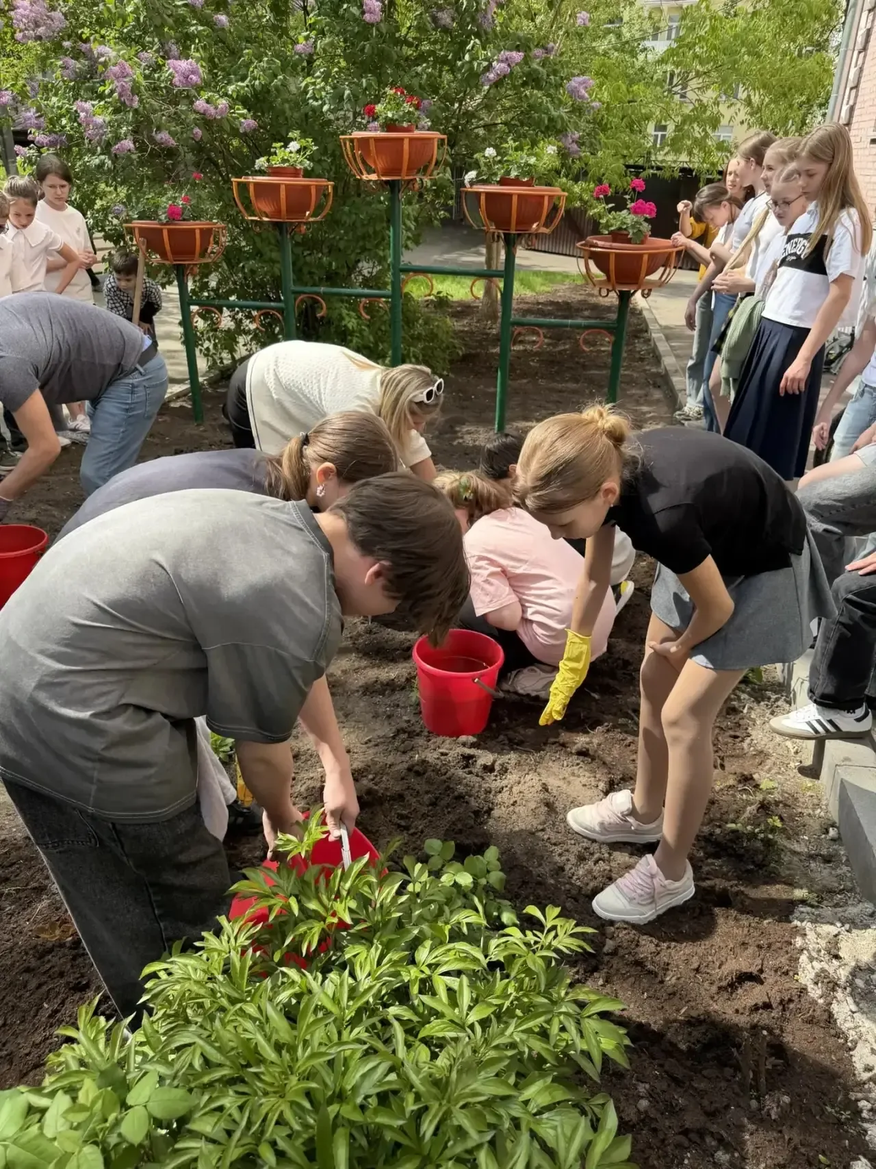 ТРАДИЦИИ, КОТОРЫЕ ОБЪЕДИНЯЮТ 🌹  🏫На этой неделе в школе №1251 имени генерала Шарля де Голля прошла о