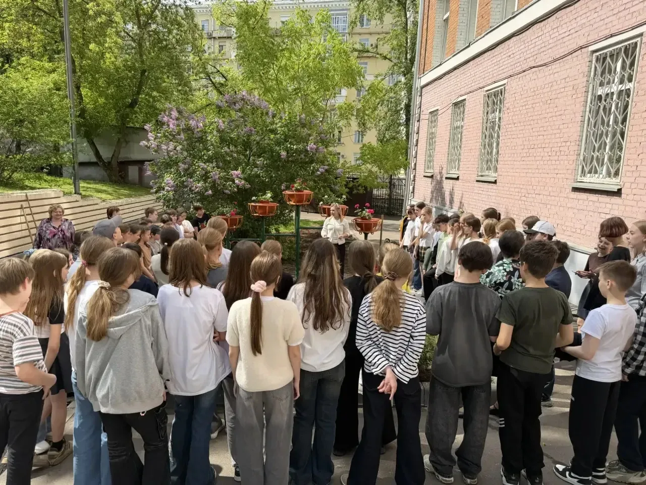 ТРАДИЦИИ, КОТОРЫЕ ОБЪЕДИНЯЮТ 🌹  🏫На этой неделе в школе №1251 имени генерала Шарля де Голля прошла о