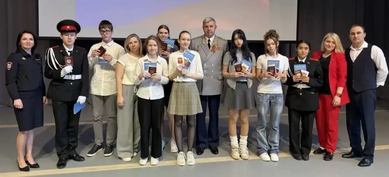 ✨НОВАЯ ВЕХА В ЖИЗНИ   🇷🇺 10 наших учеников — теперь граждане России!  🏫Сегодня в стенах школы 1252 и