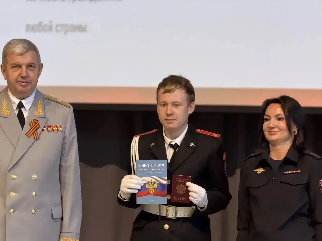 ✨НОВАЯ ВЕХА В ЖИЗНИ   🇷🇺 10 наших учеников — теперь граждане России!  🏫Сегодня в стенах школы 1252 и