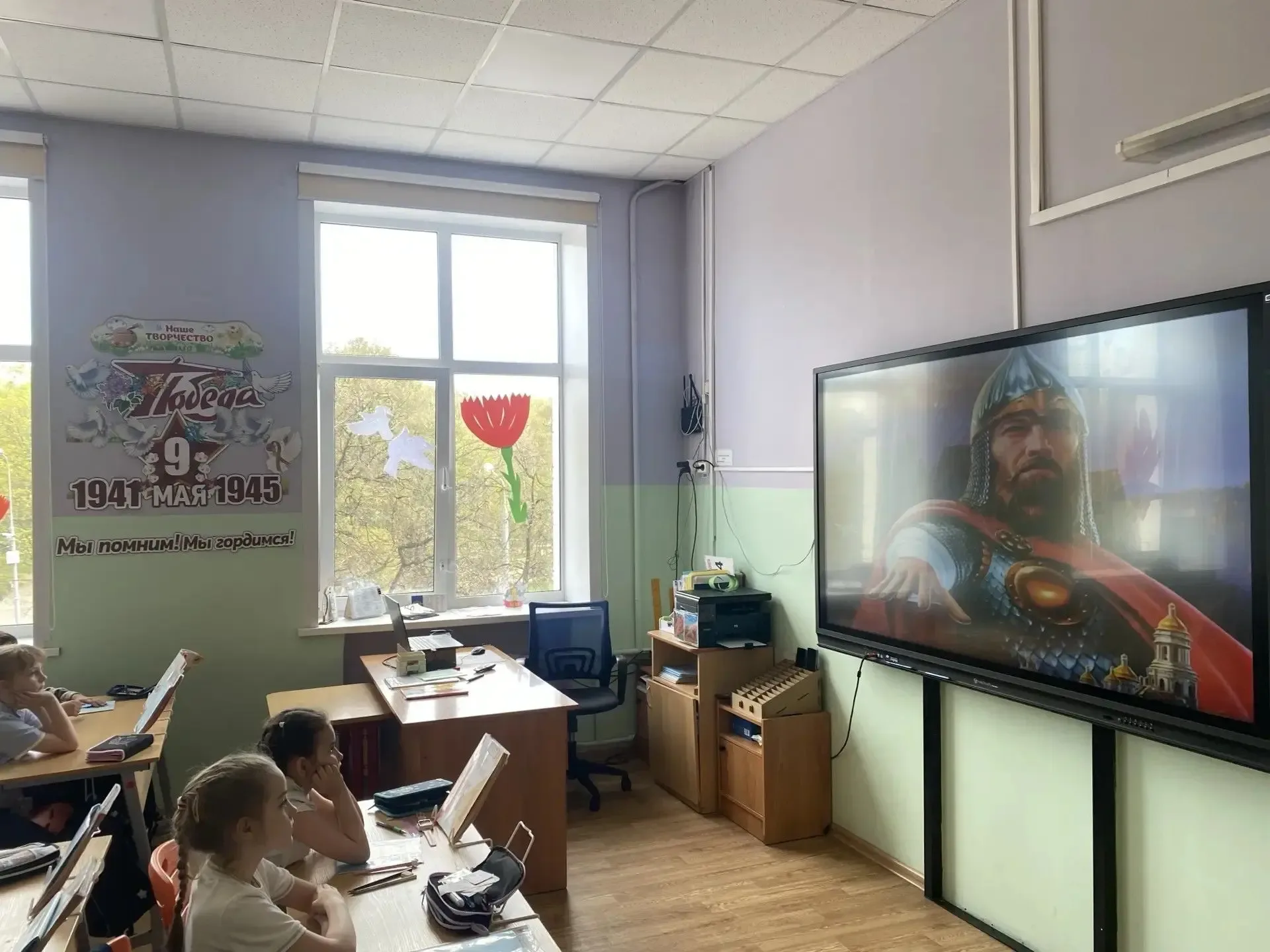 🎖🎗4 мая — День городов-героев В нашей школе в этот день прошли специальные классные часы, посвящённы