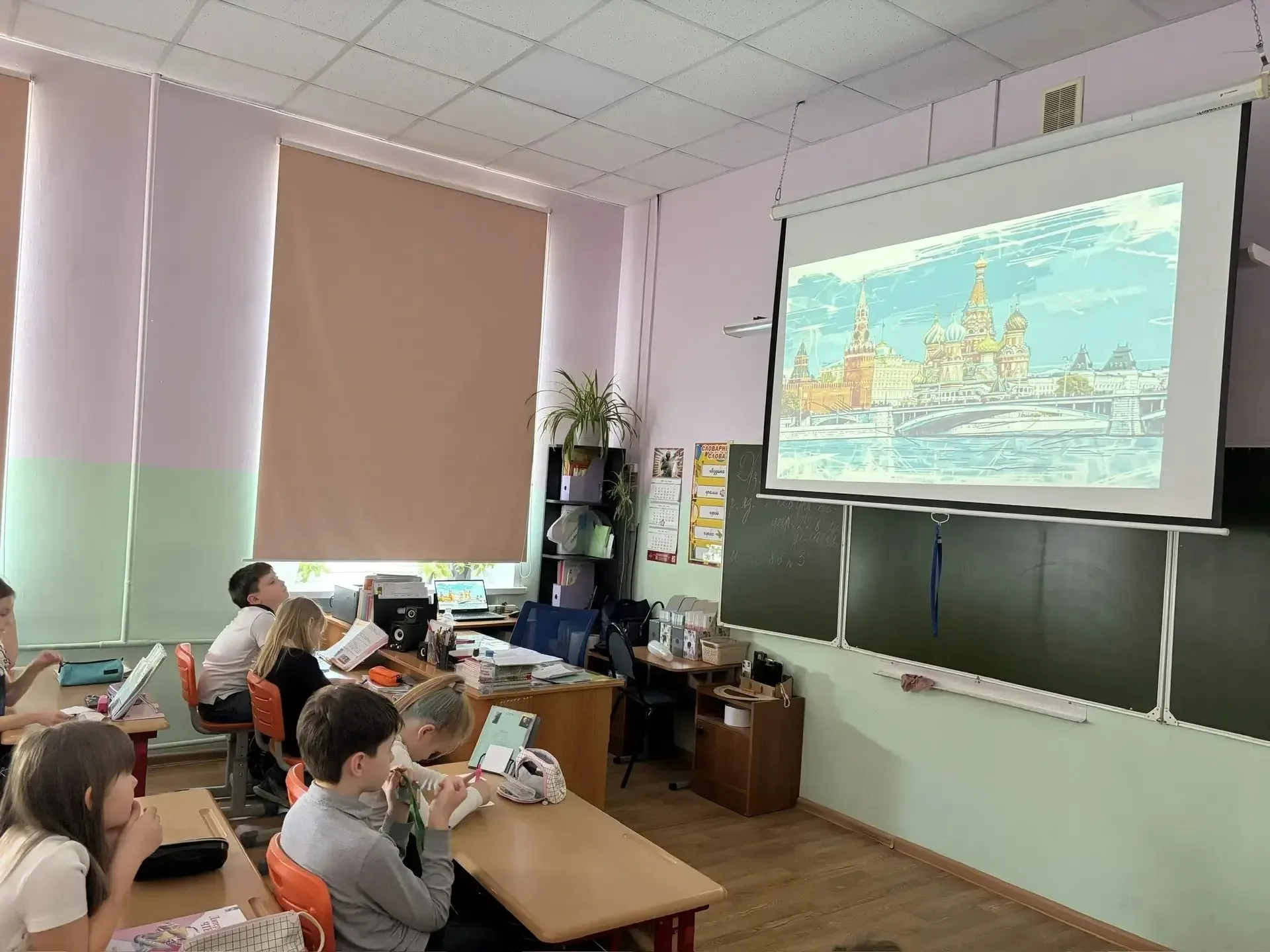🎖🎗4 мая — День городов-героев В нашей школе в этот день прошли специальные классные часы, посвящённы