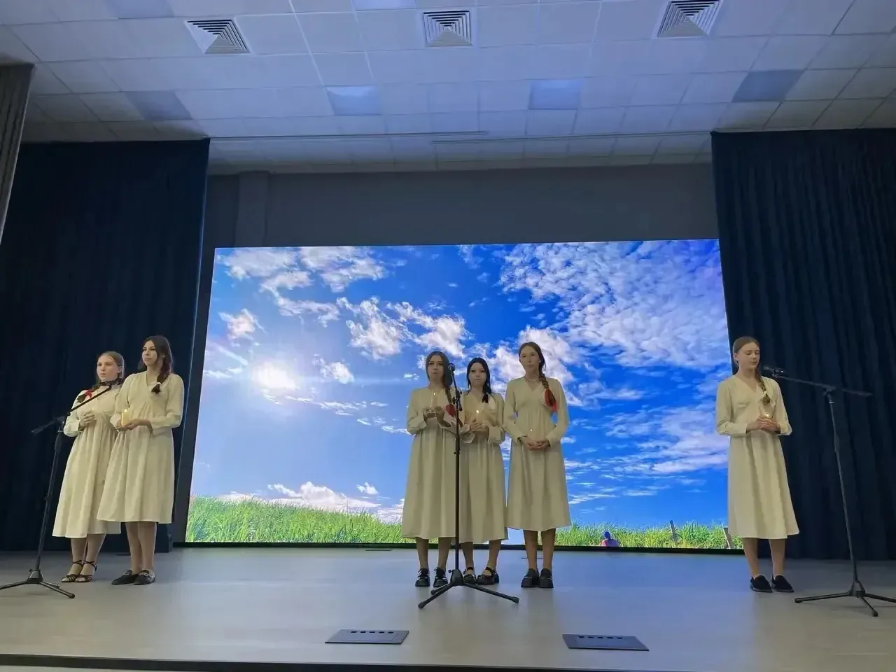 🕊️ Сегодня в стенах нашего Лицея прошел конкурс литературно-музыкальных композиций «И всё той весне…