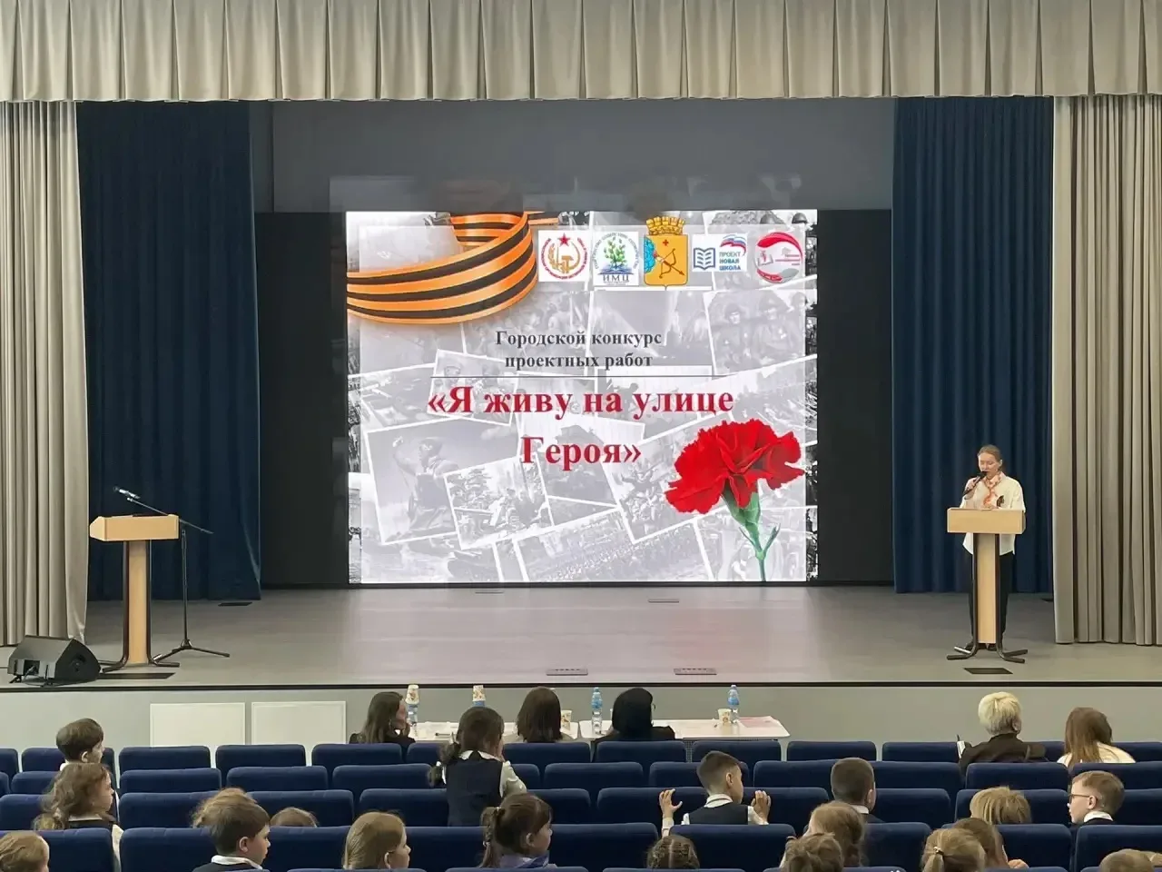 🏡 Я живу на улице Героя, Одного из тех, кто за меня   Не жалел ни жизни, ни покоя В месиве из крови 