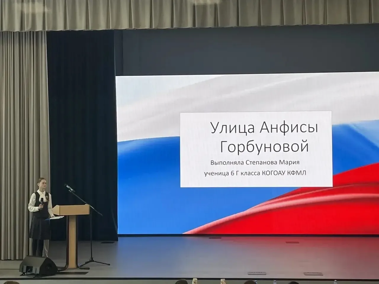 🏡 Я живу на улице Героя, Одного из тех, кто за меня   Не жалел ни жизни, ни покоя В месиве из крови 