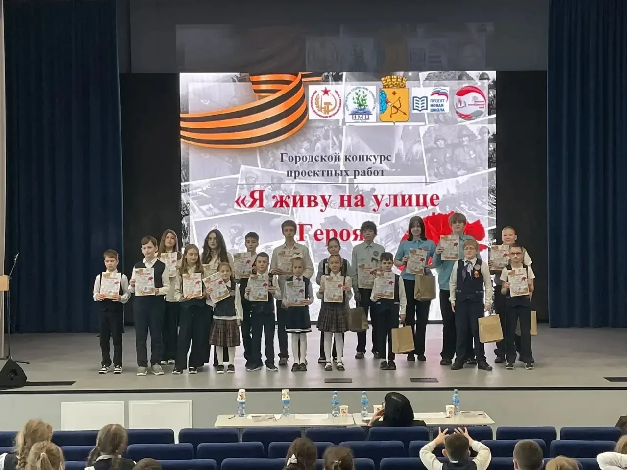 🏡 Я живу на улице Героя, Одного из тех, кто за меня   Не жалел ни жизни, ни покоя В месиве из крови 