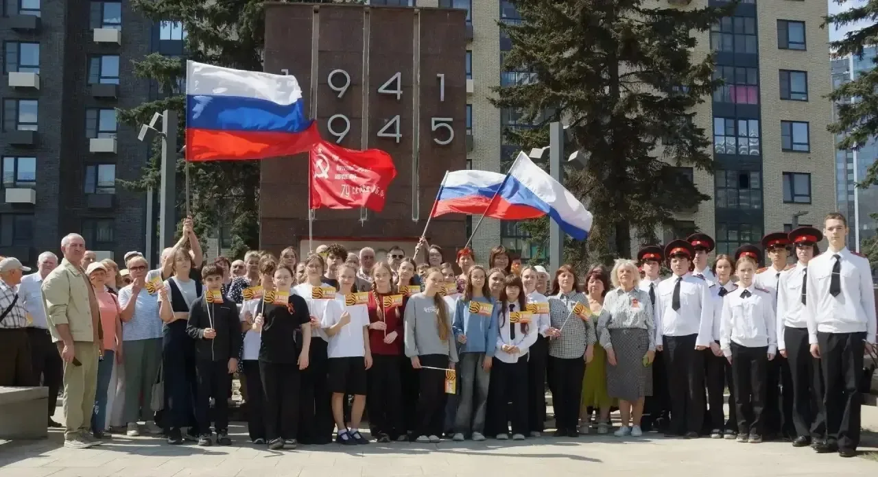 🕯️ В преддверии Дня Победы ученики 6 «Д» класса школы «Содружество» приняли участие в памятном митин