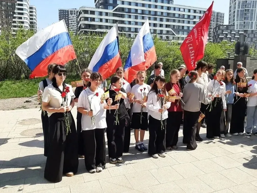 🕯️ В преддверии Дня Победы ученики 6 «Д» класса школы «Содружество» приняли участие в памятном митин