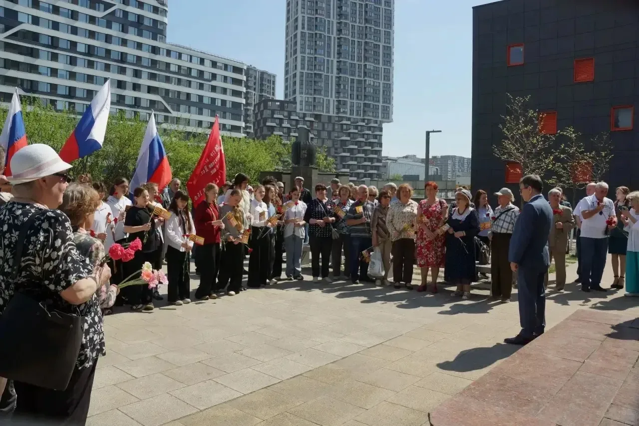 🕯️ В преддверии Дня Победы ученики 6 «Д» класса школы «Содружество» приняли участие в памятном митин